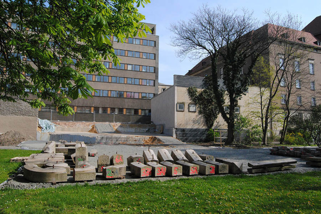 Foto: Leipzig - Richard Wagner Denkmal - Treppenanlage von Max Klinger Einzelteile am 24. April 2010 | Das Team hinter BILDLEXIKON LEIPZIG bündelt historische wie aktuelle Informationen über die Stadt Leipzig in Text und Bild auf einer Plattform und stellt diese der interessierten Öffentlichkeit zur Verfügung.