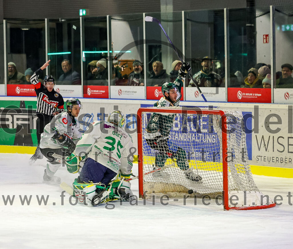 2026-01-02_111_TSV_Erding_gegen_Hoechstadt_Alligators | Erding, Deutschland, 02.01.2026:Eishockey, Oberliga Süd 2025 / 2026, 33. Spieltag, TSV Erding gegen Höchstadt Alligators, Endergebnis: 2:1Torwart Luca Ganz (Höchstadt Alligators, #35), Maximilian Forster (Erding Gladiators, #81)Foto: Christian Riedel / fotografie-riedel.net