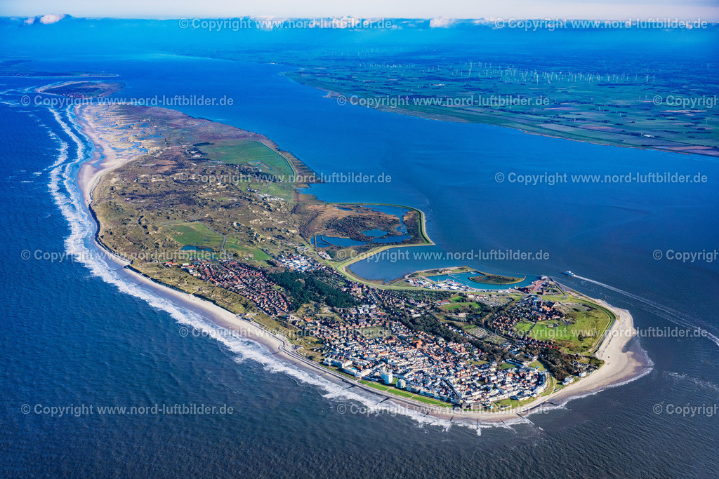 Norderney_ELS_4104231021 | NORDERNEY 23.10.2021 Sandstrand- Landschaft an der Nordsee zur Insel Norderney im Bundesland Niedersachsen. Weiterführende Informationen bei: Staatsbad Norderney GmbH. // Beach landscape on the North Sea to island Norderney in the state Lower Saxony. Further information at: Staatsbad Norderney GmbH. Foto: Martin Elsen