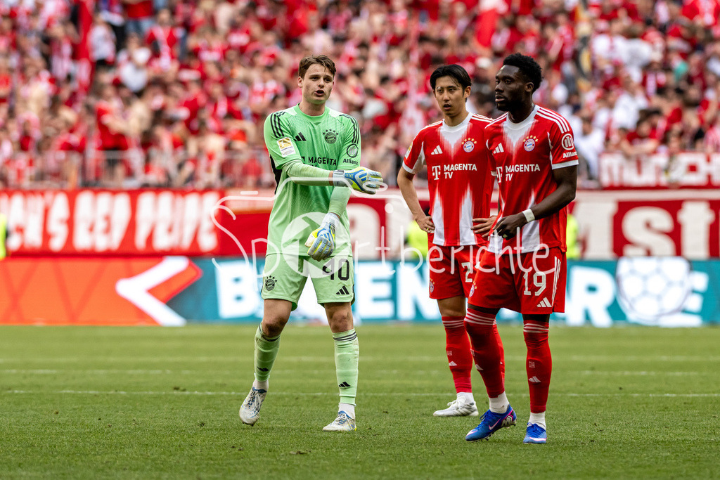 FC Bayern München - 1. FC Heidenheim | MUNICH, GERMANY - 02. MAI: im Gespräch Jonas Kurt URBIG (FC Bayern Munich 40) und Alphonso DAVIES (FC Bayern Munich 19) während dem Bundesligamatch zwischen dem FC Bayern München und dem 1. FC Heidenheim am 32. Spieltag in der Allianz Arena / DFL REGULATIONS PROHIBIT ANY USE OF PHOTOGRAPHS AS IMAGE SEQUENCES AND/OR QUASI-VIDEO