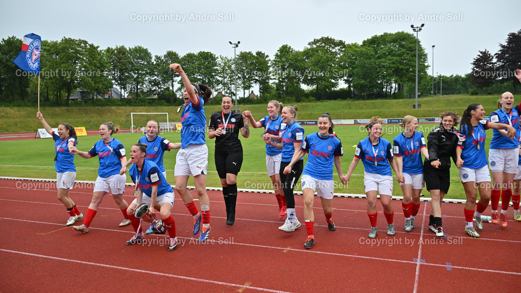 Eichholzer SV vs Holstein Kiel | Die Holstein Women bejubeln den Gewinn des Landespokal / Fußball-Landespokal Finale Schleswig-Holstein Frauen 2024/2025 / Eichholzer SV vs Holstein Kiel / Eiderstadion / Büdelsdorf / 25.05.25 - Realisiert mit Pictrs.com