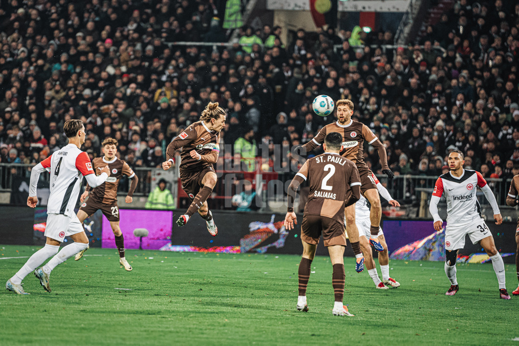 Fußball | Männer | Saison 2024/2025  | Fußball-Bundesliga | 16. Spieltag | FC St. Pauli vs. Eintracht Frankfurt | 11.01.2025 | Jackson Irvine (#7, FC St. Pauli) Kopfball