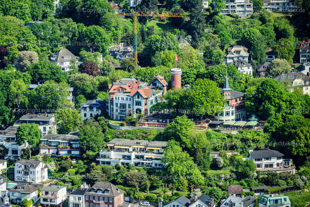 Hamburg_Blankenese_Süllberg_Restaurant_ELS_6510090525 | HAMBURG 09.05.2025 Gebäudekomplex der Hotelanlage " Süllberg " im Ortsteil Blankenese in Hamburg, Deutschland. Weiterführende Informationen bei: Remise am Süllberg. // Complex of the hotel building " Suellberg " in the district Blankenese in Hamburg, Germany. Further information at: Remise am Suellberg. Foto: Martin Elsen