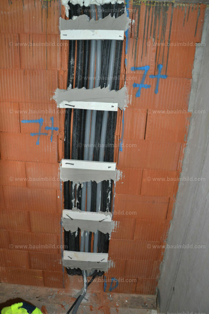 bib-lg17-elektroinstallation-0159 | Nach LV-Leistungsgruppen sortierte Detailfotos über den Bau eines Hauses. Alle Hausbau-Bilder direkt vom Urheber und Autor der Website Haus-Selber-Bauen.com