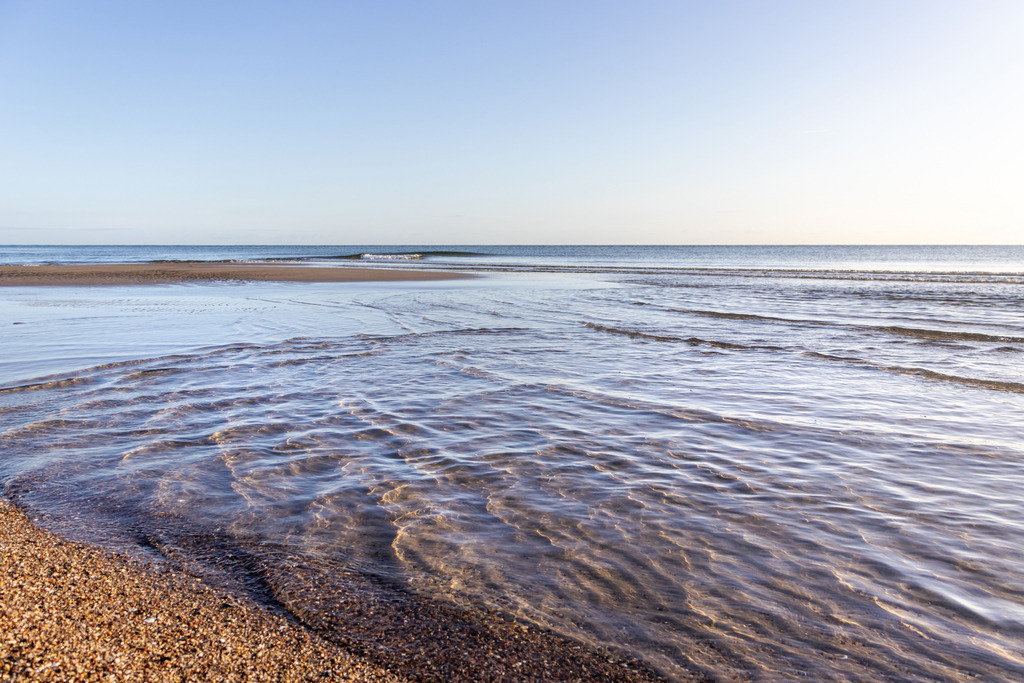 XXL Wandbild: Wellen am Ostseestrand | Dieses Wandbild im Querformat zeigt kleine Ostseewellen im Sonnenlicht am Morgen. Da das Wasser an dieser Stelle sehr flach ist, kann man gut die Struktur am Meeresboden erkennen. Holen Sie sich diese schöne Wandbild nach Hause und fühlen Sie sich jeden Tag wie im Urlaub. Dieses Wandbild ist als Leinwand, als Acrylglas/Glasbild und Aluminium-Platte in vielen Abmessungen erhältlich und wird individuell für Sie produziert. Ideal fürs Wohnzimmer, Schlafzimmer, Küche, die Ferienwohnung, das Hotelzimmer, das Büro oder die Praxis.  - Realisiert mit Pictrs.com