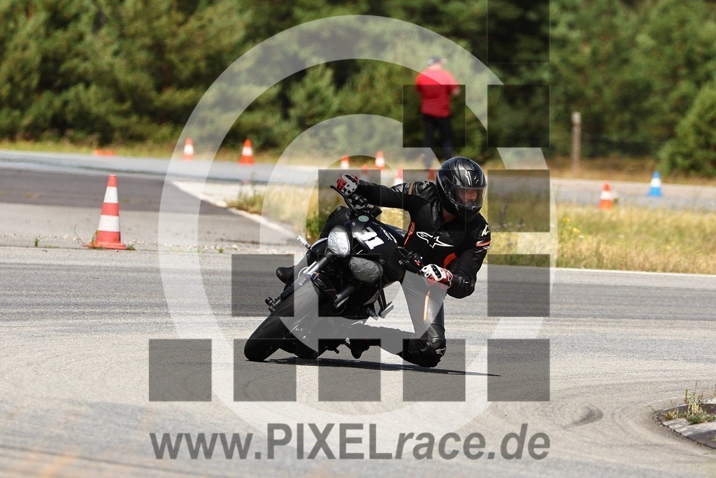 0031-20250703_10817 | Schöne Erinnerungen an spannende Momente - das festzuhalten ist unser Job. PIXELrace.de ist seit 2003 auf den Rennstrecken Europas unterwegs um die Action draußen beim Fahren und die wunderbare Stimmung imm Fahrerlager für euch einzufangen.