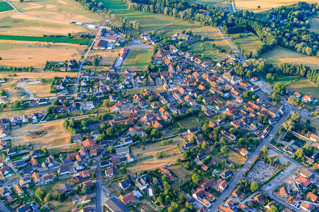 Vue aérienne: Vue de la ville depuis le nord-ouest à Forstfeld dans le département Bas Rhin, France.Photo: IMG_67994.jpg prise le 19/06/2014 par Werner Riehm/FLY-FOTO.euRésolution de l'original: 4752 x 3168 px