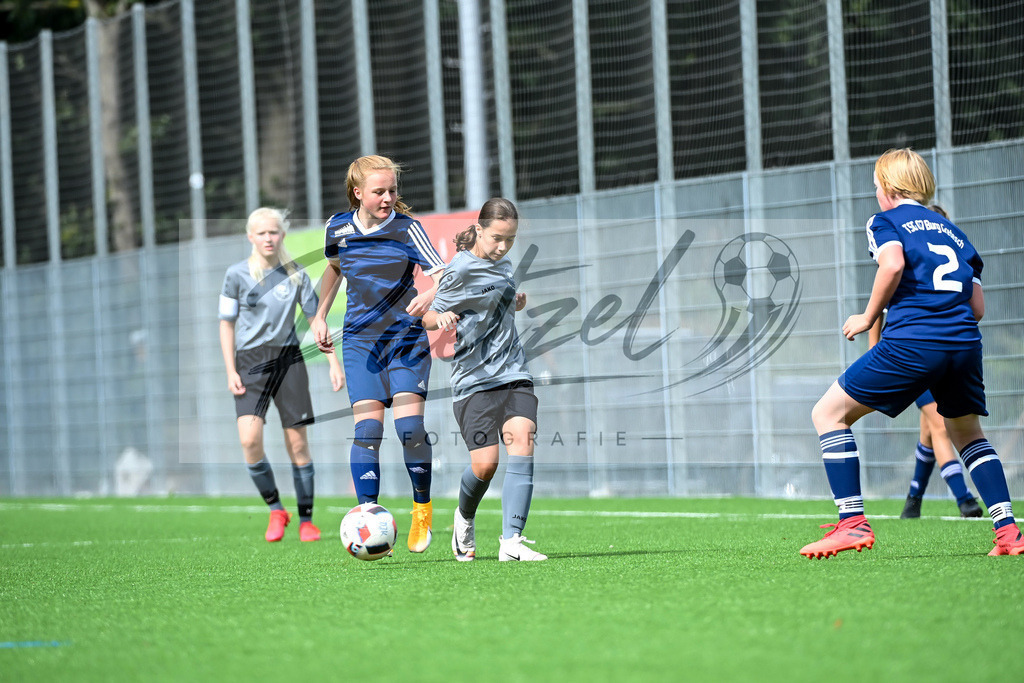 IBBGRE20200829_0078 | Fussball, C-Juniorinnen:   beim Testspiel zwischen DJK Arminia Ibbenbueren und TSG 07 Burg Gretesch im Sportzentrum Schierloh am 29.08.2020 in Ibbenbueren, Deutschland. - Realisiert mit Pictrs.com