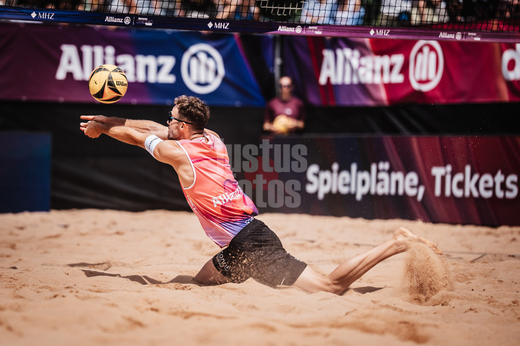 Beachvolleyball | Männer | Allianz German Beach Tour 2025 | Tourstop München | 12.07.2025 | Jonas Sagstetter spielt den Ball
