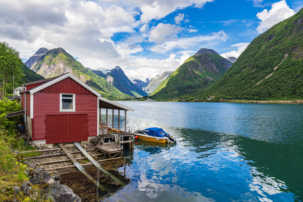Blick über den Fjærlandfsjord mit roter Holzhütte in Norwegen | Blick über den Fjærlandfsjord mit roter Holzhütte in Norwegen.