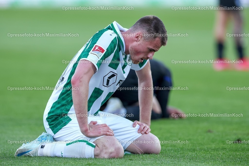 SCP09052502369 | 09.05.2025, Fußball, Preußen Münster - Hertha BSC, 2. Fußball Bundesliga, 33. Spieltag, Preußenstadion, Saison 2024 2025: Niko Koulis (Preussen Muenster #24) kniet erschöpft auf dem Spielfeld DFB regulations prohibit any use of photographs as image sequences and or quasi-video.