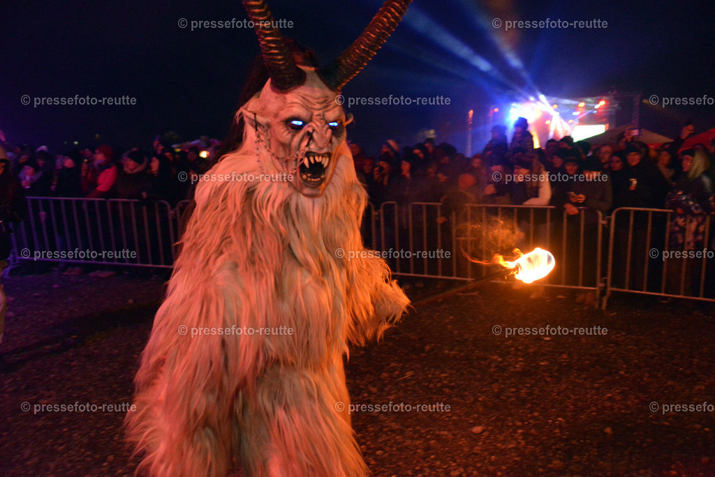 news-2022-Dez03-Krampusumzug-Reutte-WTV_5941 | Info aus dem Bezirk Reutte/Ausserfern Tirol sowie eine umfangreiche Bilddatenbank über die gesamte Region: Lechtal, Talkessel Reutte, Tannheimertal, Zwischentoren. Lech, Plansee, Zugspitze, Grenztunnel, B179, Fernpassstraße, Verkehr, Lawinen, Tradition, - Realisiert mit Pictrs.com