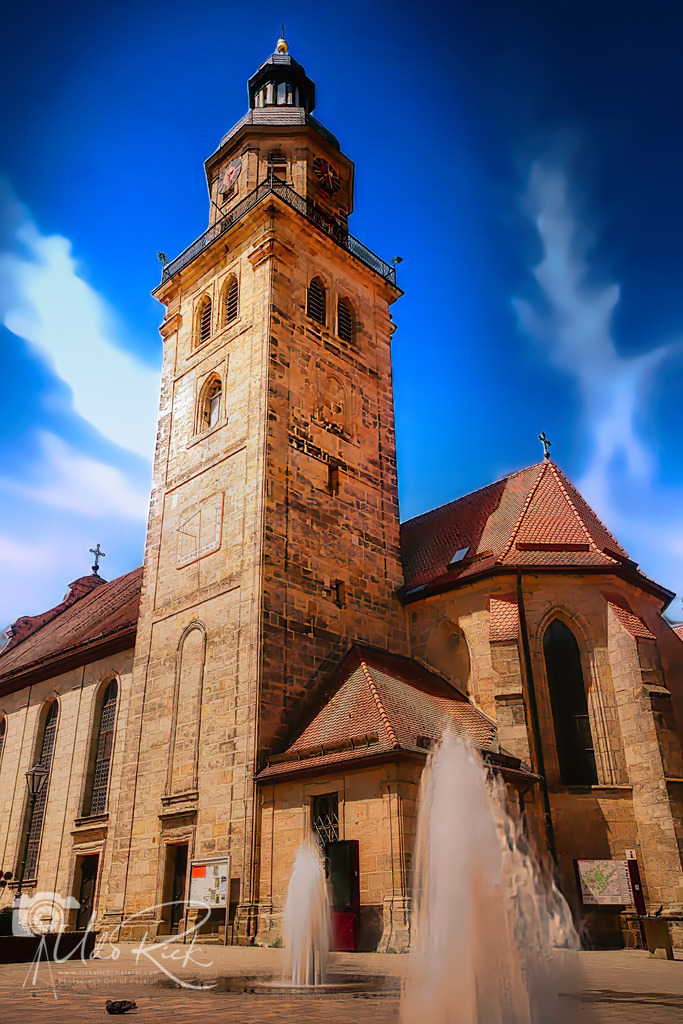 Laurentius Kirche Altdorf | Die St.-Laurentius-Kirche ist die evangelisch-lutherische Stadtkirche Altdorfs (bei Nürnberg) und Dekanatskirche im Dekanat Altdorf. Zentral in der Altstadt gelegen prägt sie das Erscheinungsbild der mittelfränkischen Stadt. Im 14. Jahrhundert als dreischiffige, gotische Basilika errichtet, wurde das Kirchengebäude bis 1755 in großen Teilen umgebaut und mit barocken Elementen versehen.