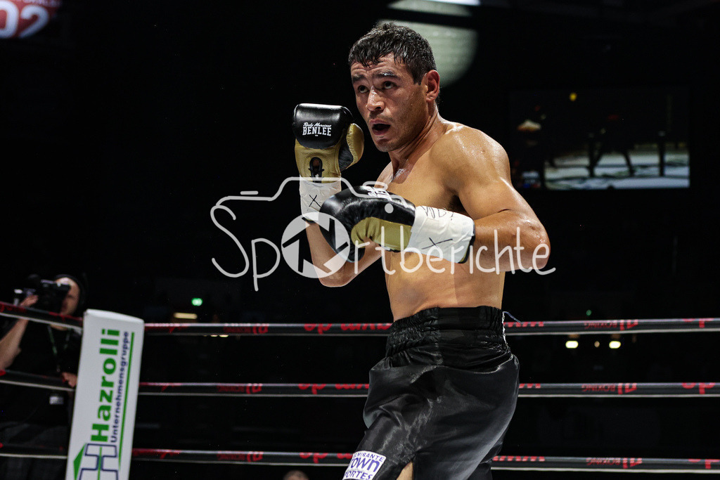 Profi - Box - Gala / Main Event | Hernan David PEREZ (schwarze Hose) im WBF Titelkampf