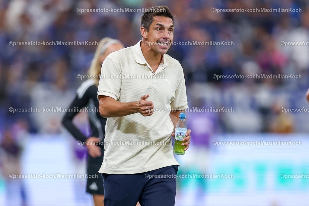 S0413092501140 | 13.09.2025, Fußball, FC Schalke 04 - Holstein Kiel, 5.Spieltag, 2. Fußball Bundesliga, Veltins-Arena Gelsenkirchen, Saison 2025 2026: Cheftrainer Marcel Rapp (Holstein Kiel)  gestik Gestikulierend am Spielfeldrand DFB regulations prohibit any use of photographs as image sequences and or quasi-video.