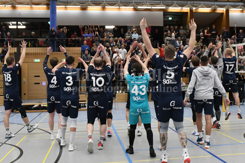 TSV Deggendorf  : VC Eitting 09 | Deggendorfer Volleyball Herren feiern mit ihren Fans - Realisiert mit Pictrs.com