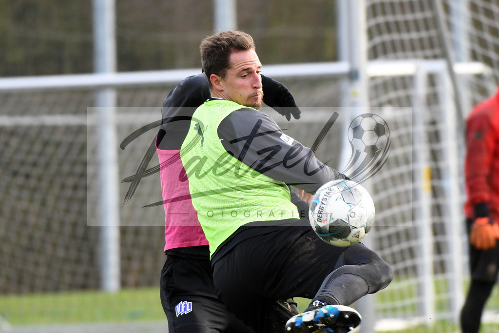 20200130_TRAOSN_0021 | Fußball, Herren: Ulrich Taffertshofer (VfL Osnabrueck) in Aktion, am Ball, Einzelaktion waehrend der Trainingseinheit des VfL Osnabrueck im Sportpark Illoshoehe am 30.01.2020 in Osnabrueck, Deutschland. - Realisiert mit Pictrs.com