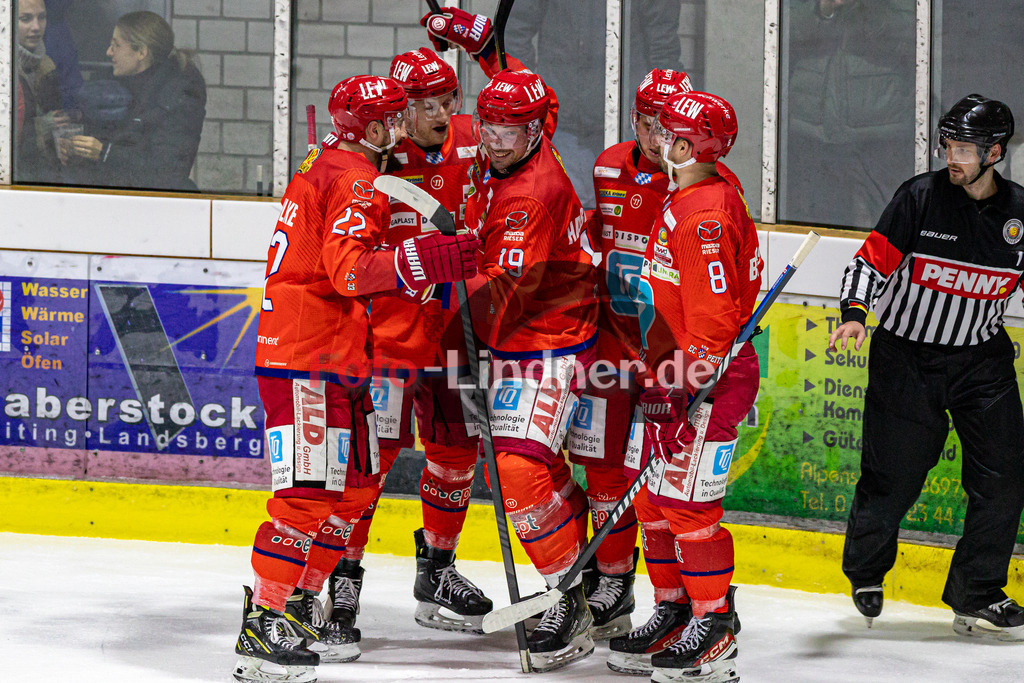 EC Peiting vs Deggendorfer SC | Eishockey Oberliga Süd 2023/2024, EC Peiting vs Deggendorfer SC, 20231230,
Tor Marco HABERMANN (ECP 19),
2023-12-30 in Peiting (Eisstadion)
22 Lukas GOHLKE (ECP 22), 8 Felix BRASSARD (ECP 8), 19 Marco HABERMANN (ECP 19), 24 Thomas HEGER (ECP 24), 10 Daniel HOLZMANN (ECP 10)
Copyright: WolfgangxLindner foto-lindner.de