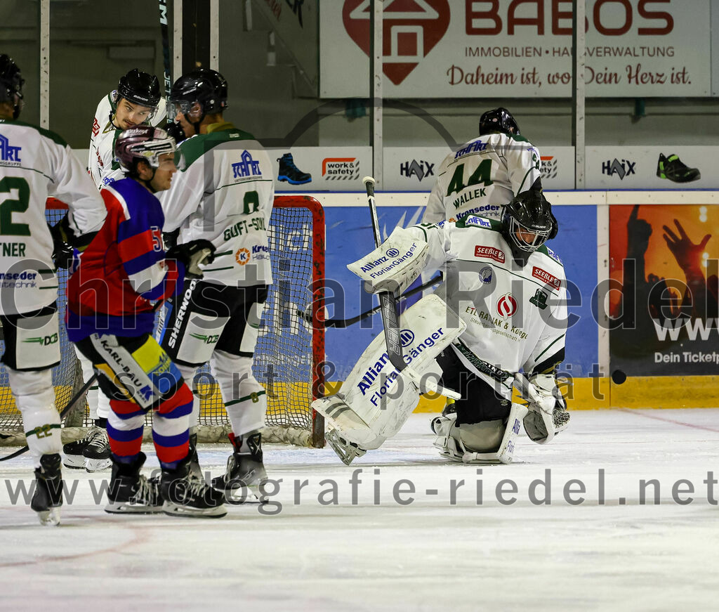 2022-09-09_055_TSV_Erding_gegen_Deggendorfer_SC | Erding, Deutschland, 09.09.2022:
Eishockey, Bayernliga 2022 / 2023, Testspiel, TSV Erding gegen Deggendorfer SC, Endergebnis: 2:5

Wassilij Guft-Sokolov (Erding Gladiators, #8), Torwart Christoph Schedlbauer (Erding Gladiators, #31)

Foto: Christian Riedel / fotografie-riedel.net