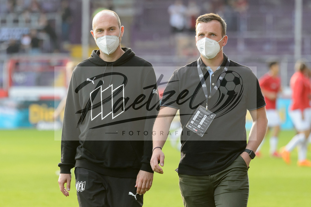 OSNVKO20210906_60 | Fussball, Herren: Trainer Daniel Scherning (VfL Osnabrueck) und Pressesprecher Sebastian Ruether (VfL Osnabrueck) schauen beim Spiel der 3. Liga zwischen VfL Osnabrueck und FC Viktoria Koeln im Stadion an der Bremer Bruecke am 06.09.2021 in Osnabrueck, Deutschland.DFB / DFL REGULATIONS PROHIBIT ANY USE OF PHOTOGRAPHS AS IMAGE SEQUENCES AND/OR QUASI-VIDEO. - Realisiert mit Pictrs.com