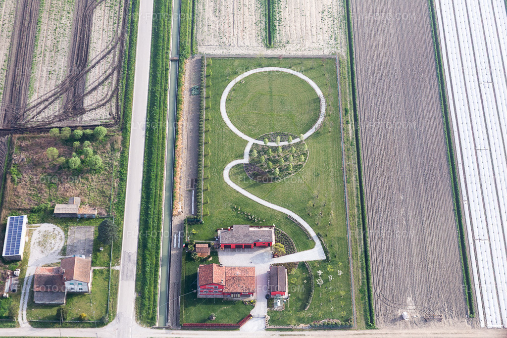 Aerial view: Park with a circular path in Monticelli in Emilia-Romagna in Mesola in the state Ferrara, Italy. – Photo: IMG_087310.jpg taken on 04/05/2016 by Werner Riehm/FLY-FOTO.com – Resolution of the original: 5472 x 3648 px