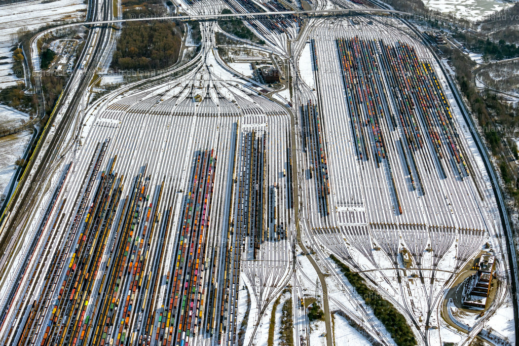 4044839 | bunte Eisenbahnwaggons im verschneiten Rangierbahnhof Maschen, Seevetal