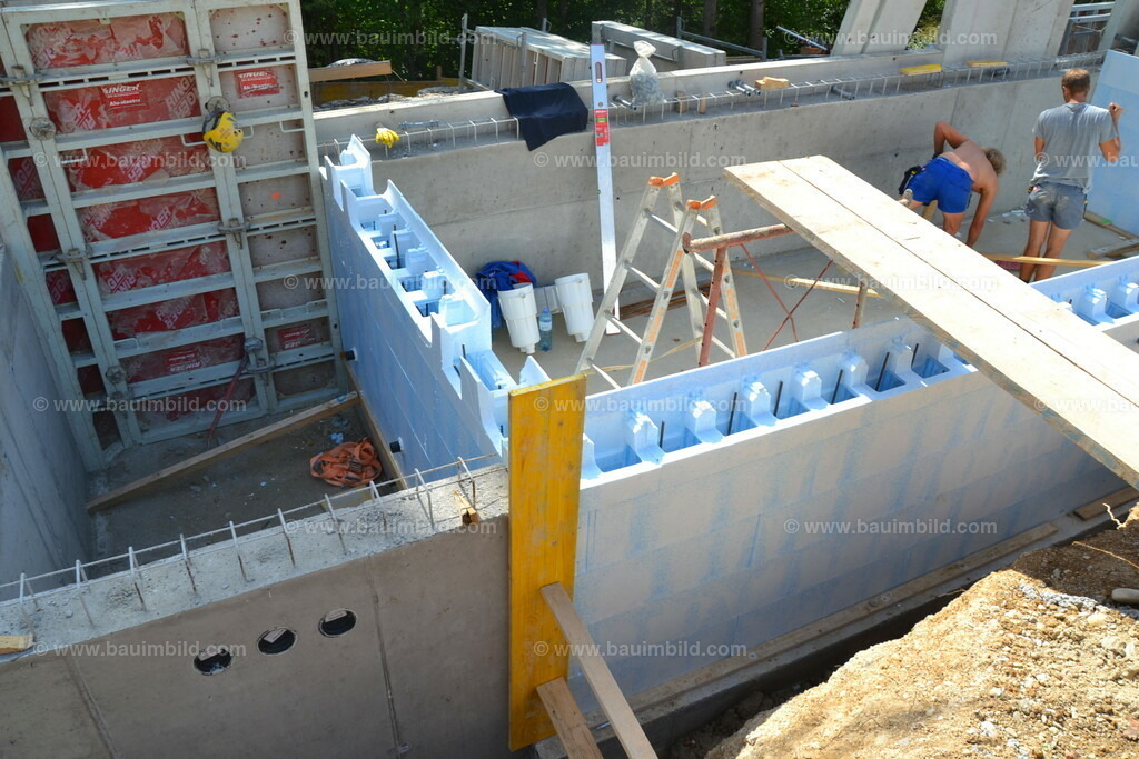 Schalsteine aus Styropor für Poolwände  | Rohbau Pool aus Ortbetonwänden und Wänden aus Styroporsteinen zum Ausbetonieren