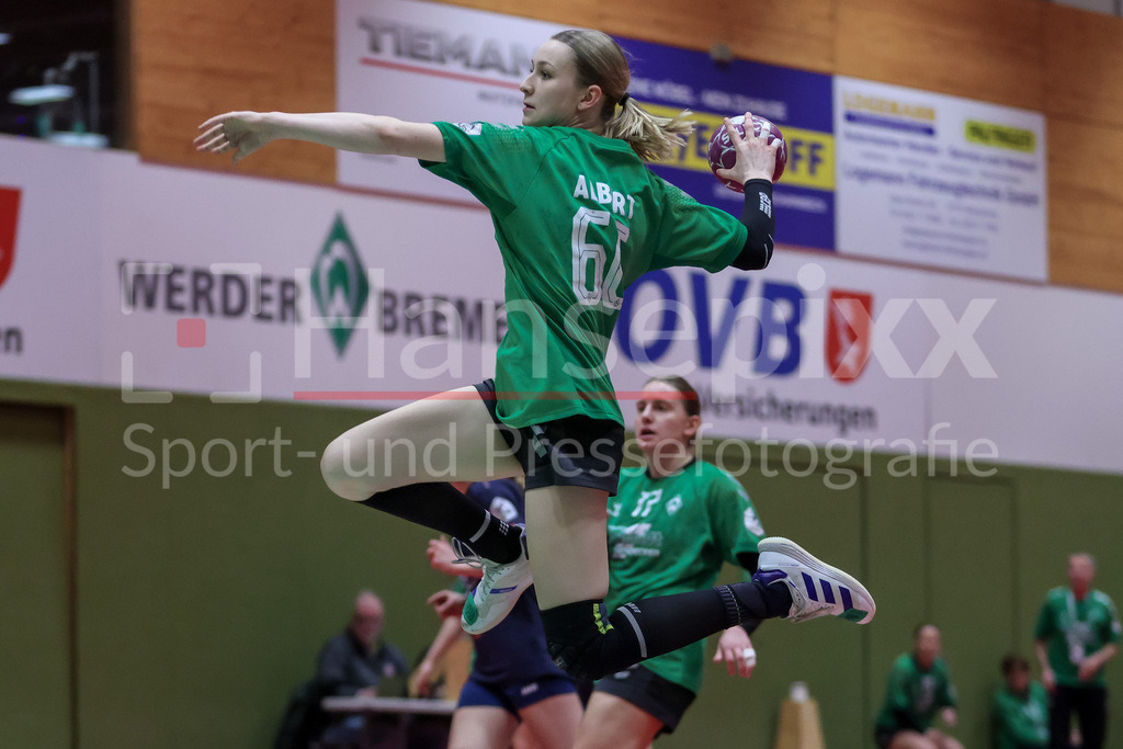 Handball, 2. Bundesliga Frauen, SV Werder Bremen - 1. FSV Mainz 05 | v.li.: Luise Albert (SV Werder Bremen, 66) beim Wurf, am Ball, Spielszene, Aktion, Action