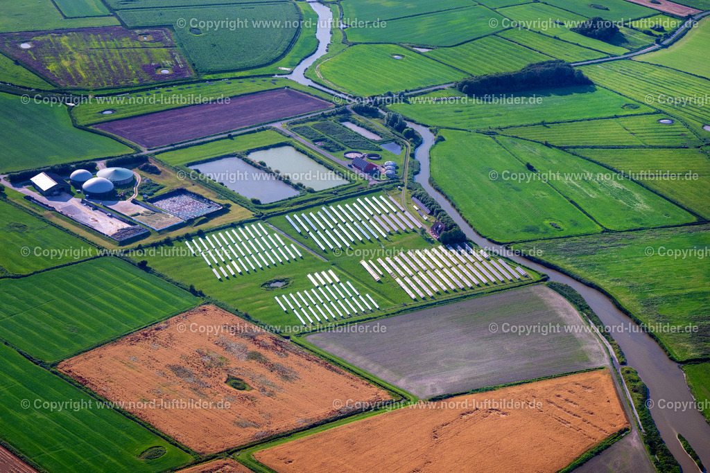 Pellworm_Solaranlage_ELS_0479130825 | PELLWORM 13.08.2025 Solarkraftwerk und Photovoltaik- Anlagen auf einem Feld in Pellworm Nordfriesland im Bundesland Schleswig-Holstein, Deutschland. // Solar power plant and photovoltaic systems on a field in Pellworm North Friesland in the state Schleswig-Holstein, Germany. Foto: Martin Elsen
