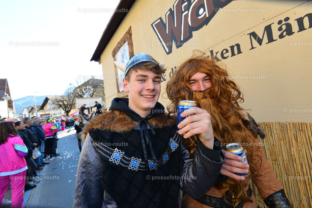 news-2023-Feb16-Unsinniger_Fasching_Reutte-nik-WTV_7370 | Info aus dem Bezirk Reutte/Ausserfern Tirol sowie eine umfangreiche Bilddatenbank über die gesamte Region: Lechtal, Talkessel Reutte, Tannheimertal, Zwischentoren. Lech, Plansee, Zugspitze, Grenztunnel, B179, Fernpassstraße, Verkehr, Lawinen, Tradition, - Realisiert mit Pictrs.com
