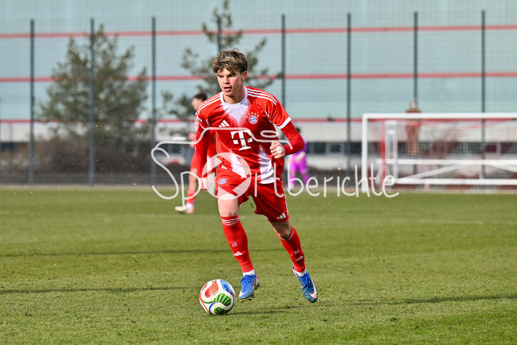 FC Bayern Amateure - FC Viktoria Pilsen U23 | MUNICH, GERMANY - 03. FEBRUARY: am Ball Guido DELLA ROVERE (FC Bayern München II 10) während dem Testspiel zwischen den Amateuren des FC Bayern und dem FC Viktoria Pilsen B am FC Bayern Campus