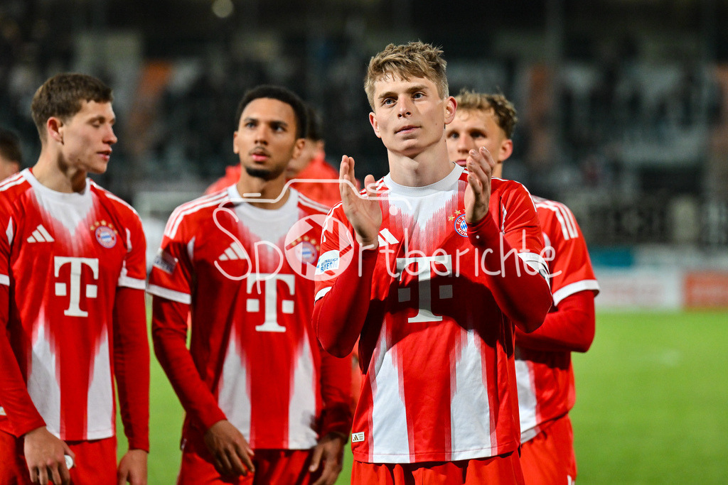SV Wacker Burghausen - FC Bayern Amateure | BURGHAUSEN, GERMANY - 01. APRIL: die Spieler der kleinen Bayern bedanken sich bei den Fans nach dem Match zwischen dem SV Wacker Burghausen und den Amateuren des FC Bayern München am 26. Spieltag der Regionalliga Bayern im Flatbuy Stadion / Anton HEINZ (FC Bayern München II 9)