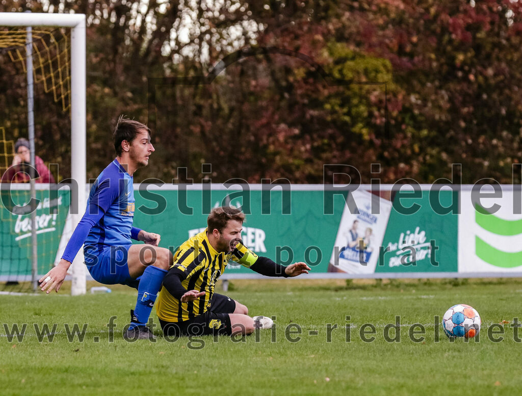 2023-11-11_023_FC_Moosinning_gegen_TSV_Peterskirchen | Moosinning, Deutschland, 11.11.2023:
Fußball, Bezirksliga Oberbayern Ost 2023 / 2024, 17. Spieltag, FC Moosinning gegen TSV Peterskirchen, Endergebnis: 5:0

Markus Schauberger (TSV Peterskirchen, #5), Peter Werndl (FC Moosinning, #9)

Foto: Christian Riedel / fotografie-riedel.net