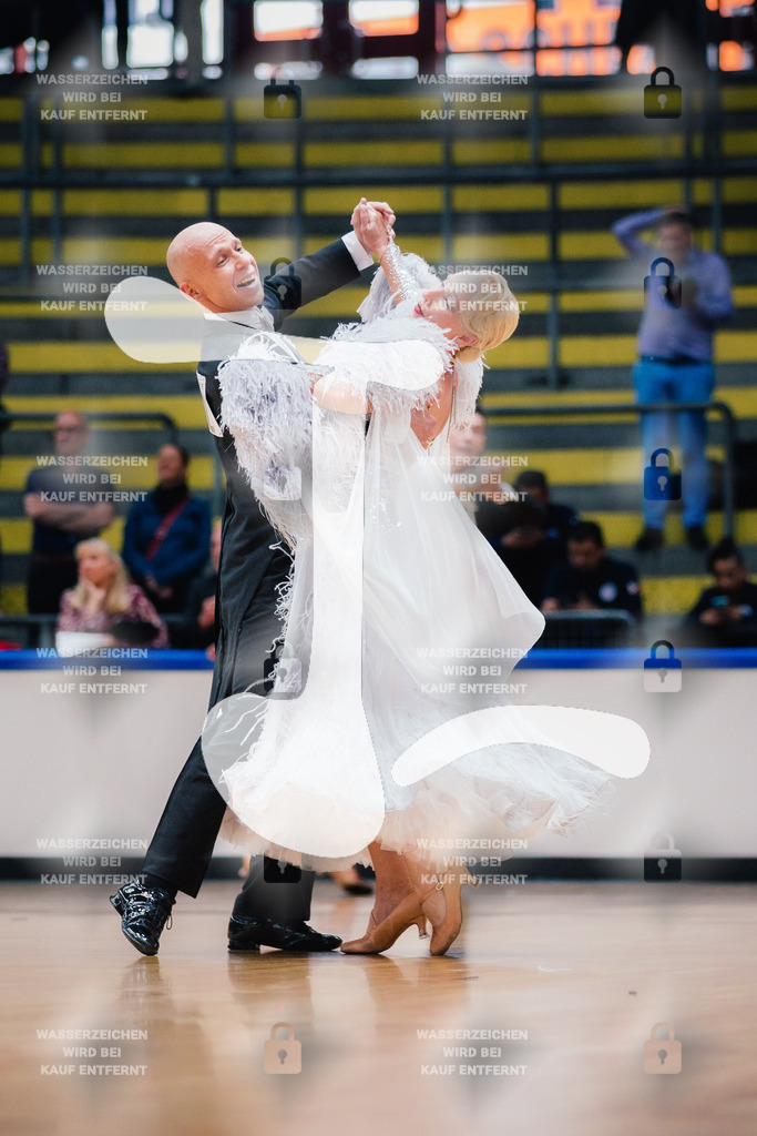 Hessen Tanzt WDSF Open Senior III Standard 4th (332) Thomas Schmidt _ Susanne Schmidt (Schwarz-Rot-Club Wetzlar)-2025-05-17-0433 | Webshop for digital downloads and prints of dance sport, event & show photographer Julian Link - Realisiert mit Pictrs.com