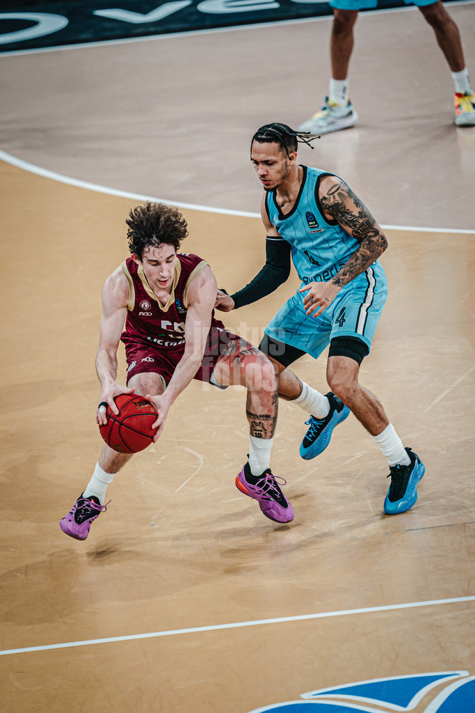 Basketball | Männer | Saison 2024/2025 | BKT EuroCup | Veolia Towers Hamburg vs. 7Bet-Lietkabelis Panevezys | 21.01.2025 | v.l. Oleksandr Kovliar (#50, BC 7Bet-Lietkabelis Panevezys) gegen Jaizec Lottie (#4, Veolia Towers Hamburg)