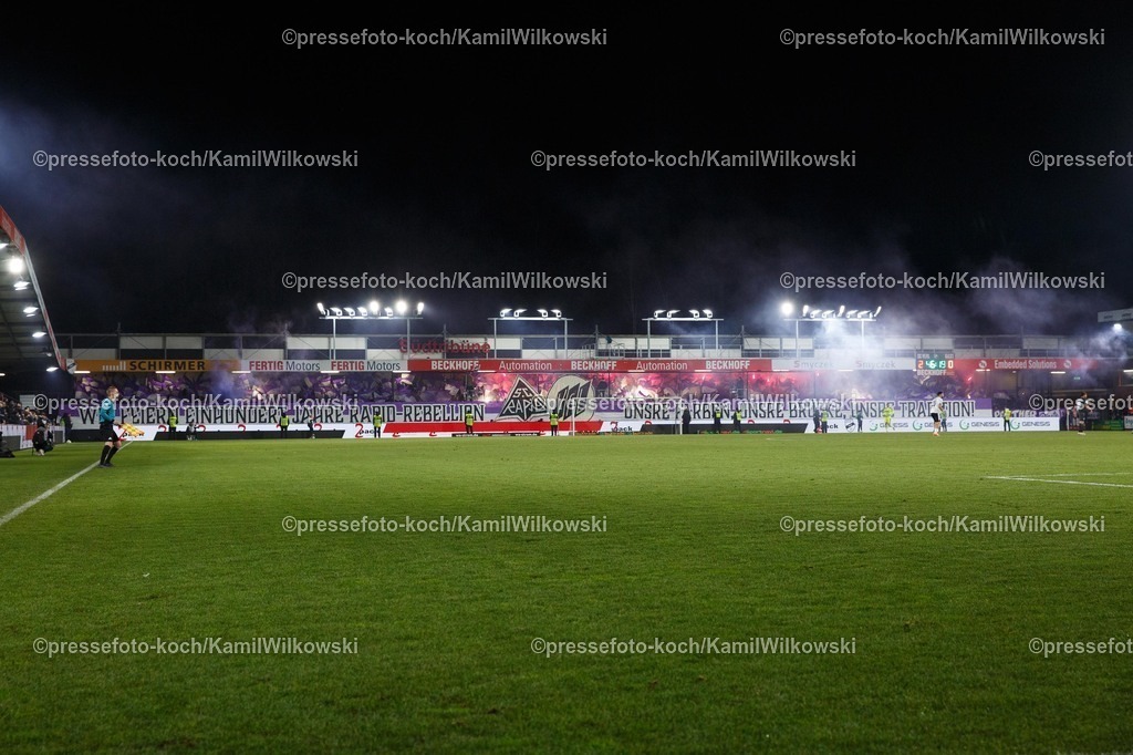 xKWIx30112501047 | 30.11.2025, xkwix, Fußball, 3. Liga, SSC Verl - VfL Osnabrück, Sportclub Arena: Die Osnabrück Fans mit einer Choreo zur Fanfreundschaft mit SC Rapid und dem Geburtstag des VereinsPhoto:xKamilxWilkowskixPressefotoKochx