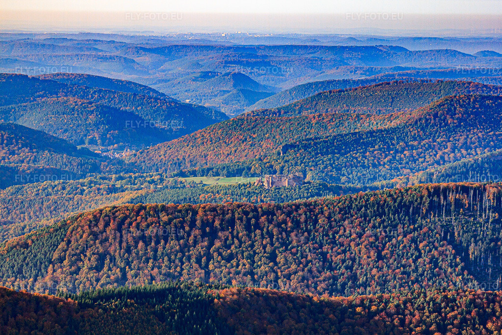 Vue aérienne: Ruines de Fleckenstein à Lembach dans le département Bas Rhin, France – .Photo: IMG_54065.jpg prise le 21/10/2012 par Werner Riehm/FLY-FOTO.eu – Résolution de l'original: 4752 x 3168 px – Château fort de Fleckenstein