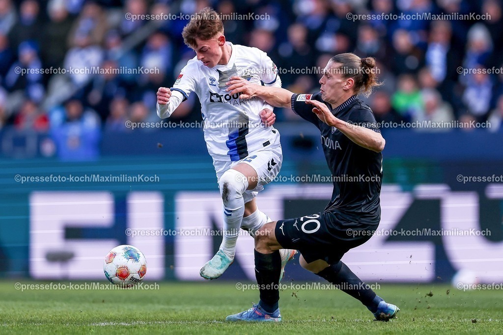 BOC14022601052 | 15.02.2026, Fußball, VfL Bochum - SC Paderborn 07, 2. Fußball Bundesliga, 22. Spieltag, Vonovia Ruhrstadion, Saison 2025 2026: xü02 im Zweikampf gegen  Noah Loosli&nbsp;(VfL Bochum #20)  DFB regulations prohibit any use of photographs as image sequences and or quasi-video.
