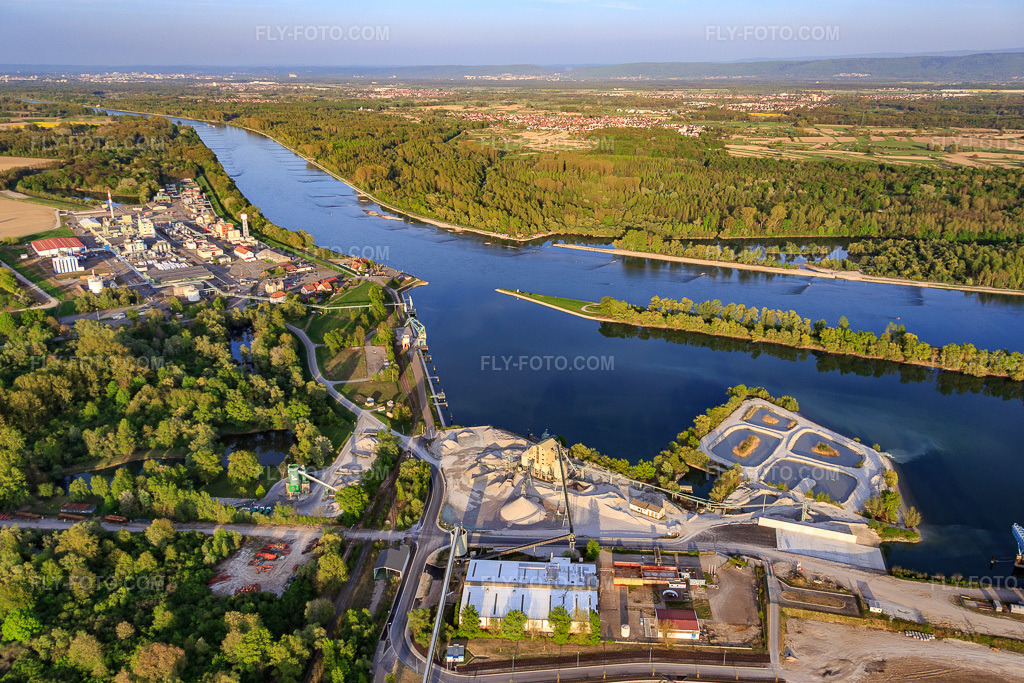 Aerial view: New construction site of the Rhine port Lauterbourg Rhine Terminal from the north in Lauterbourg in the state Bas-Rhin, France. – Photo: IMG_077993.jpg taken on 04/24/2015 by Werner Riehm/FLY-FOTO.com – Resolution of the original: 5353 x 3569 px – Paris Terminal - La solution multimodale de référence