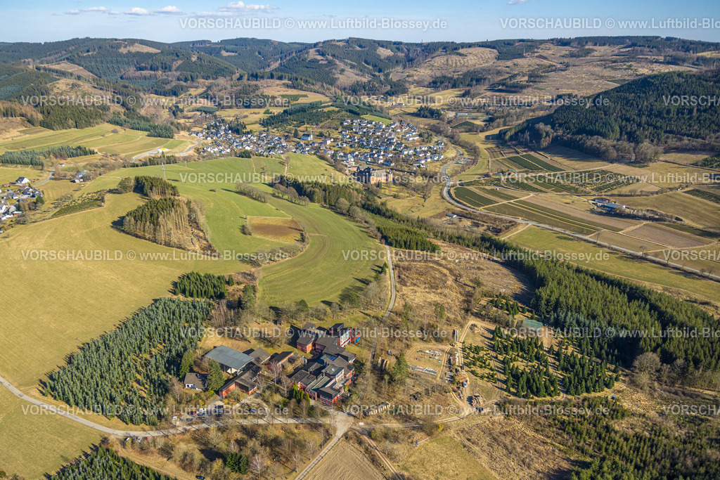 Kirchhundem250308783Oberhundem-Selbecke | Luftbild, Hotel Carpe Diem, Waldgebiet Hügellandschaft mit Waldschäden, Blick nach Oberhundem und Adolphsburg, Schwartmecke, Kirchhundem, Sauerland, Nordrhein-Westfalen, Deutschland