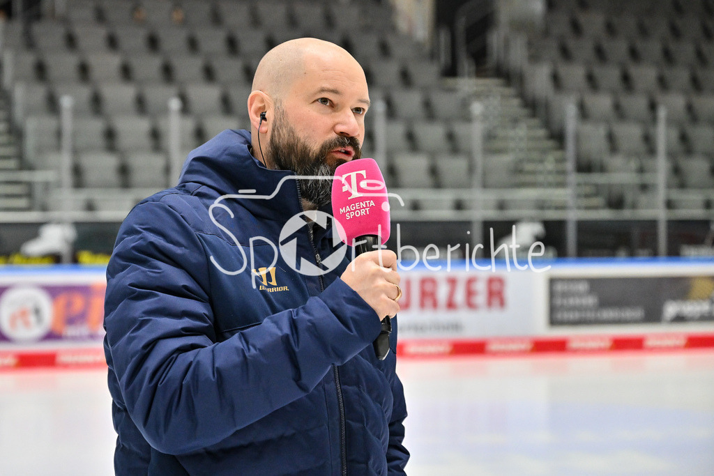 Augsburger Panther - ERC Ingolstadt | Im Bild MagentaSport Moderator Christoph FETZNER / Freisteller / Einzelfoto / DEL: Augsburger Panther - ERC Ingolstadt, Curt Frenzel Stadion am 26.01.2025