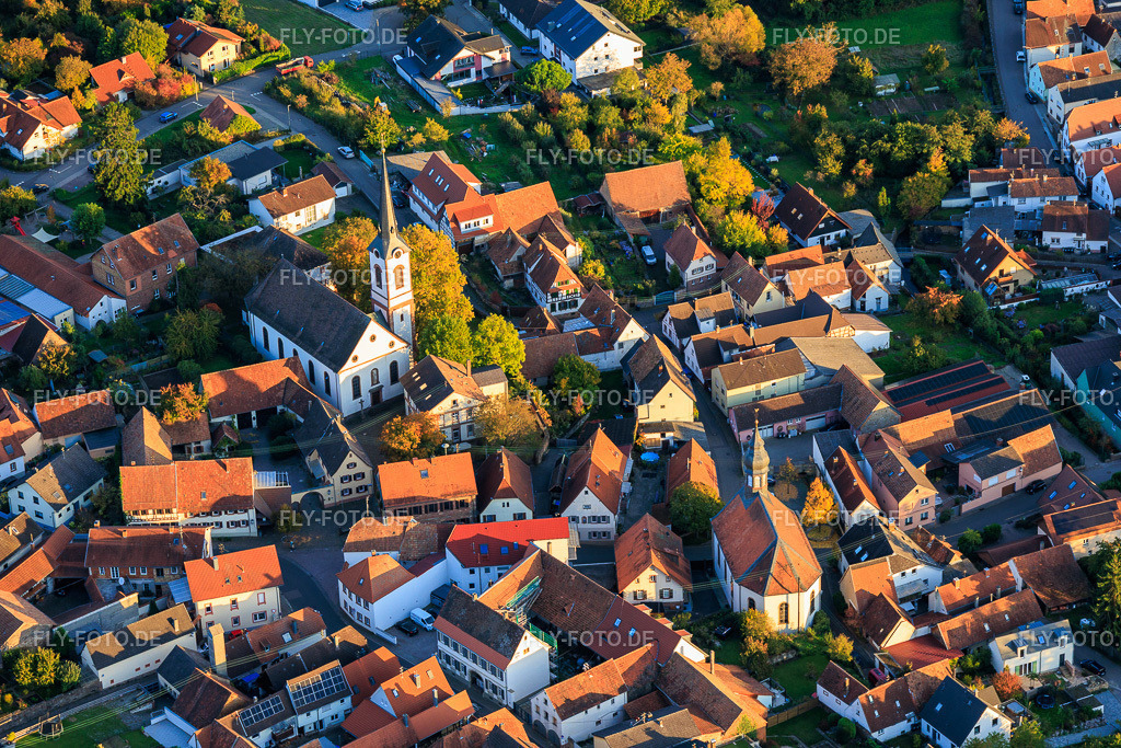 Protestantische Kirche Göcklingen und Laurentiuskirche http://www.evpfalz.de/gemeinden_cms/index.php?id=5380 | Luftbild: Protestantische Kirche Göcklingen und Laurentiuskirche http://www.evpfalz.de/gemeinden_cms/index.php?id=5380 in Göcklingen im Bundesland Rheinland-Pfalz in Deutschland. Foto: IMG_150359.jpg vom 15.10.2025 durch Werner Riehm/FLY-FOTO.de - Realisiert mit Pictrs.com