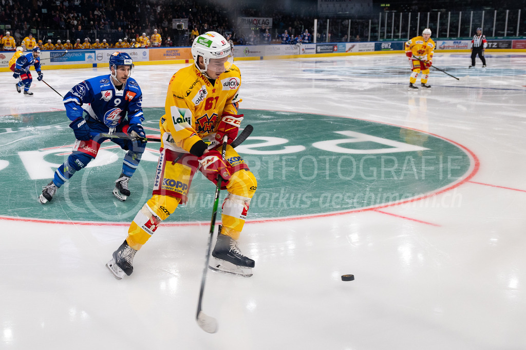 Playoffs: ZSC Lions - EHC Biel-Bienne | 27.03.2022, Zürich, Hallenstadion, Playoffs: ZSC Lions - EHC Biel-Bienne, #61 Michael Hügli (Biel) vor #9 Garrett Roe (ZSC). - Realized with Pictrs.com