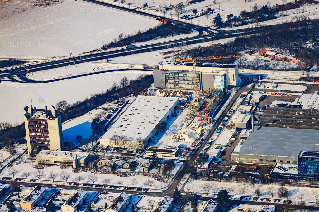 Luftbild: LUBW bei Hertzstraße x Weissenburger Straße im Winter bei Schnee im Ortsteil Nordweststadt in Karlsruhe im Bundesland Baden-Württemberg in Deutschland. Foto: IMG_24237.jpg vom 16.02.2010 durch Werner Riehm/FLY-FOTO.de