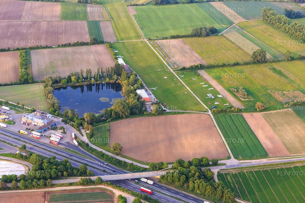 Segelfluggelände LU-Dannstadt des Segelfluggelände Giulini e.V https://sfg-giulini.de/ | Luftbild: Segelfluggelände LU-Dannstadt des Segelfluggelände Giulini e.V https://sfg-giulini.de/ im Ortsteil Dannstadt in Dannstadt-Schauernheim im Bundesland Rheinland-Pfalz in Deutschland. Foto: IMG_107464.jpg vom 25.05.2018 durch Werner Riehm/FLY-FOTO.de - Realisiert mit Pictrs.com