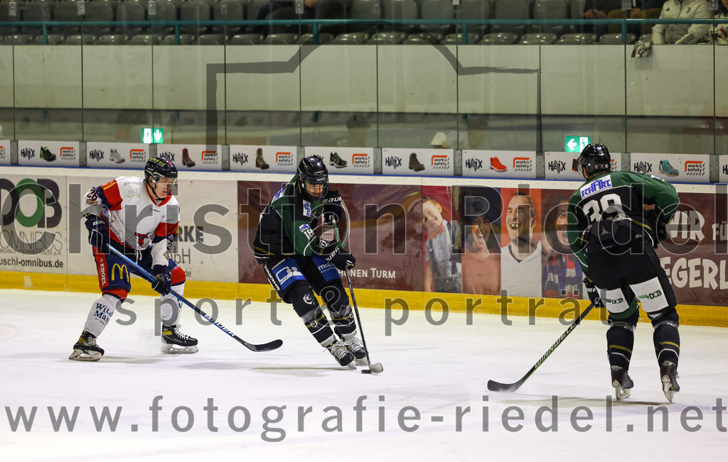 2023-01-13_039_TSV_Erding_gegen_VfE_Ulm-Neu-Ulm | Erding, Deutschland, 13.01.2023:
Eishockey, Bayernliga 2022 / 2023, 27. Spieltag, TSV Erding gegen VfE Ulm/Neu-Ulm, Endergebnis: 6:1

Jan Müller (VfE Ulm/Neu-Ulm e. V., #26), Daniel Krzizok (Erding Gladiators, #18), Thomas Plihal (Erding Gladiators, #39)

Foto: Christian Riedel / fotografie-riedel.net