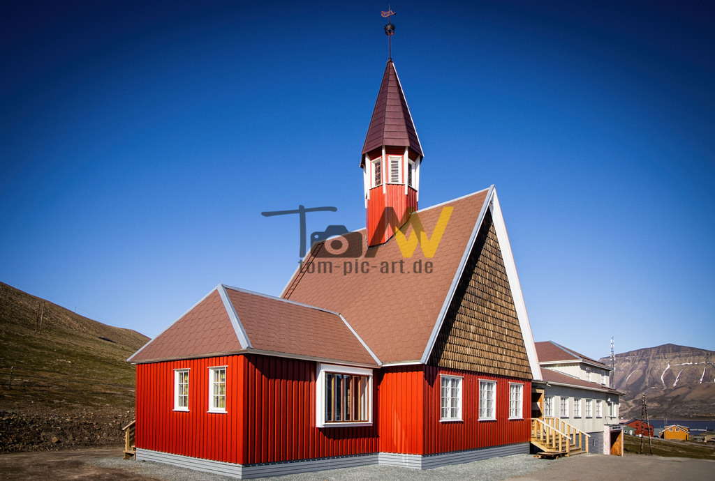 Die Kirche in Svalbard - die nördlichste Kirche der Welt | Bei dem abgebildeten Gebäude handelt es sich um die Svalbard Kirke (auch bekannt als Longyearbyen Church). Sie ist die nördlichste Kirche der Welt.  - Realisiert mit Pictrs.com