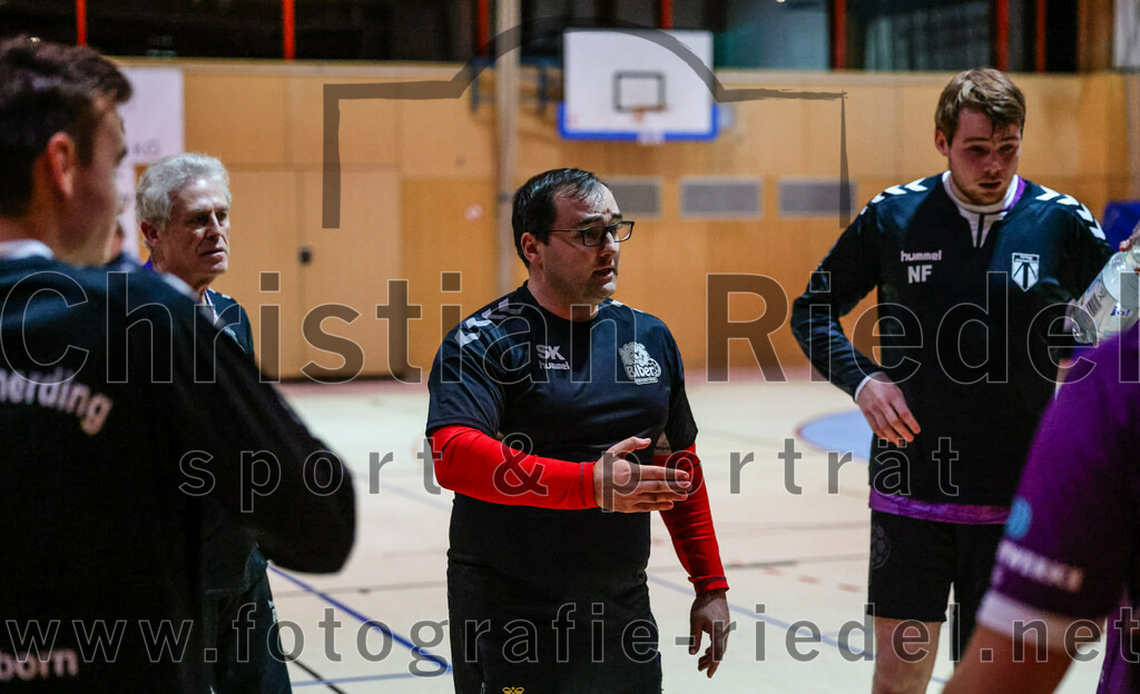 2023-11-11_058_SpVgg_Altenerding_gegen_HC_Donau-Paar | Erding, Deutschland, 11.11.2023:
Handball, Bezirksoberliga Männer 2023 / 2024, 7. Spieltag, SpVgg Altenerding gegen HC Donau/Paar, Endergebnis: 44:32

Trainer Simon Klawe (Spvgg Altenerding)

Foto: Christian Riedel / fotografie-riedel.net