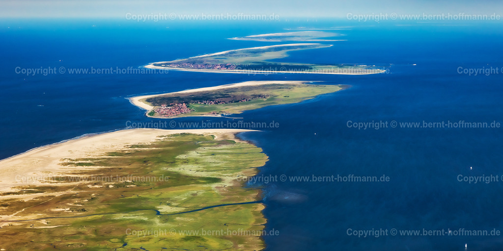 PLB_6860_OF-Inseln_80x40 | Luftbild, ostfriesische Inseln (vorne) Norderney, dahinter Baltrum und Langeoog und Spiekeroog. Knapp unterm Horizont im Dunst die Insel Wangerooge. - Realisiert mit Pictrs.com
