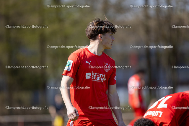 Fußball I Junioren I Saison 2025-2026 I DFB-Nachwuchsliga I 8. Spieltag I JFV Lübeck - 1. FC Magdeburg 33 | Yannic Tiessen (12, JFV Lübeck) - Realisiert mit Pictrs.com